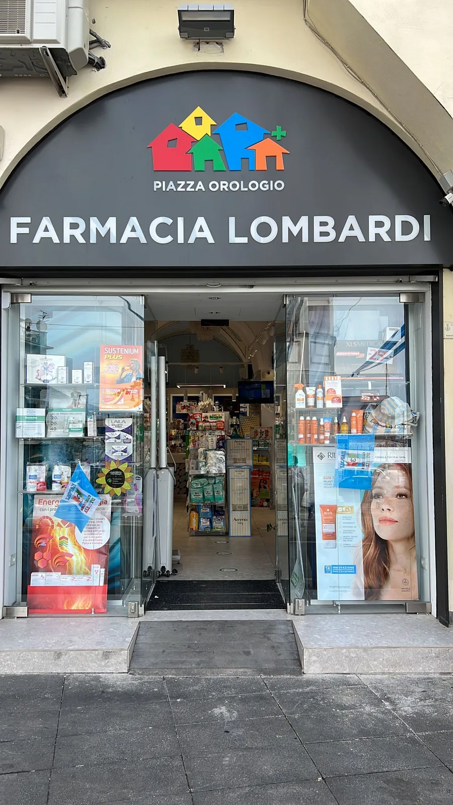 Esterno Farmacia Piazza Orologio